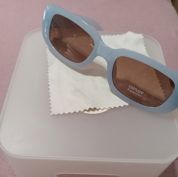 Designer woman's sunglasses - Picture 3 of 4